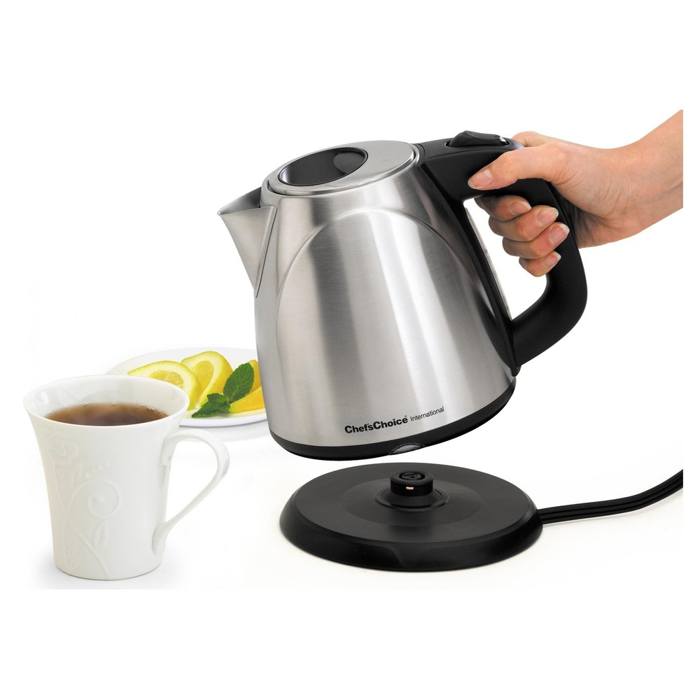 TEAKTTL1000021090_-00_in-use_chefs-choice-electric-kettle-cordless-673.